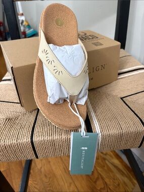Women's Comfort Thong sandal Waco NWT sand